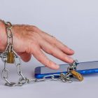 (Miedo desproporcionado a perder el celular) y su relación con tres variables sociodemográficas