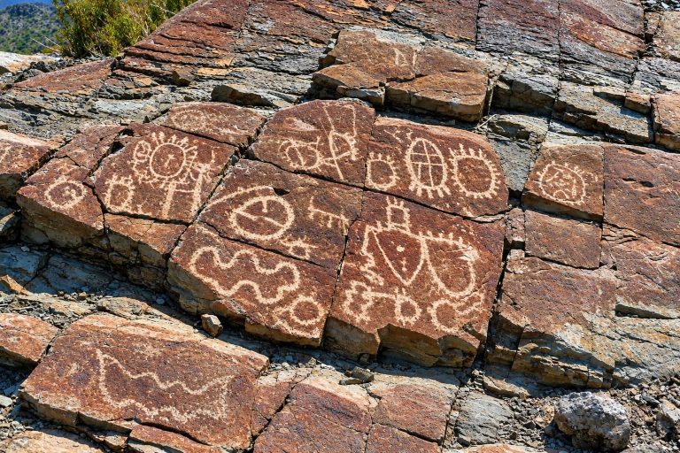 El legado milenario que resiste en la cordillera de Linares: Los misterios del arte rupestre estilo Guaiquivilo